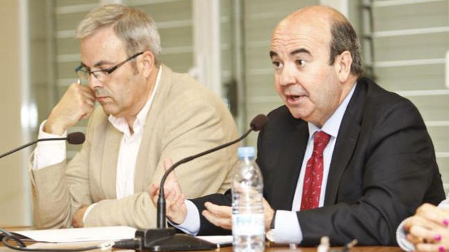 Vicent Torres y Gaspar Zarrías, ayer, durante la conferencia en el Recinto Ferial de Ibiza.