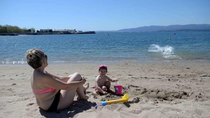 Vilagarcía podrá presumir de la bandera azul en las playas de O Preguntoiro y Campanario. // Noé Parga