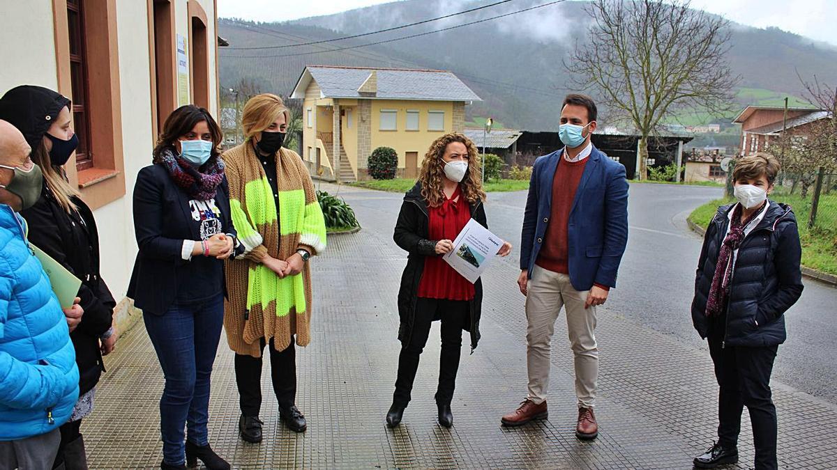 Por la izquierda, Balbino Ledo, de “Salvemos nuestro hospital”; las diputadas Cristina Vega y Beatriz Polledo; la alcaldesa de Coaña, Rosana González; Teresa Mallada; Álvaro Queipo, y la alcaldesa de Villayón, Estefanía González, ayer, tras la presentación de su propuesta, en el albergue de Coaña. | T. Cascudo