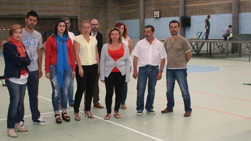 Nacionalistas y socialistas durante el montaje en el pabellón. // G.N.