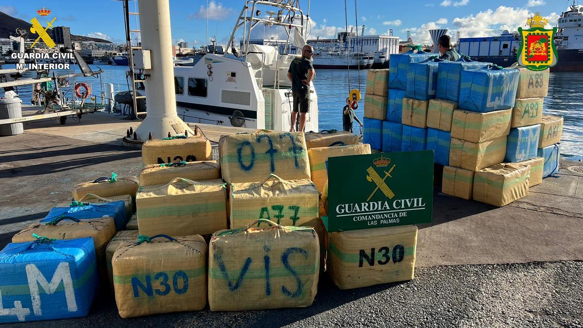 Hallan cuatro toneladas y media de  hachís en dos neumáticas cerca de Gran Canaria