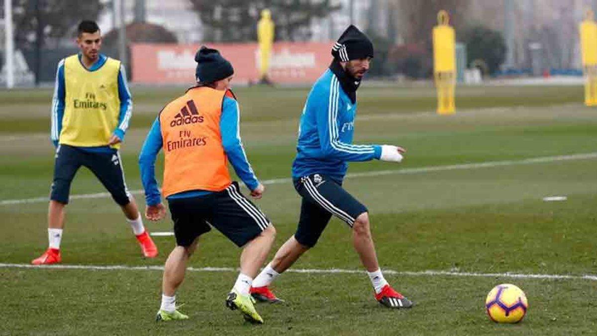 Benzema, en el entrenamiento de hoy con la manlo vendada
