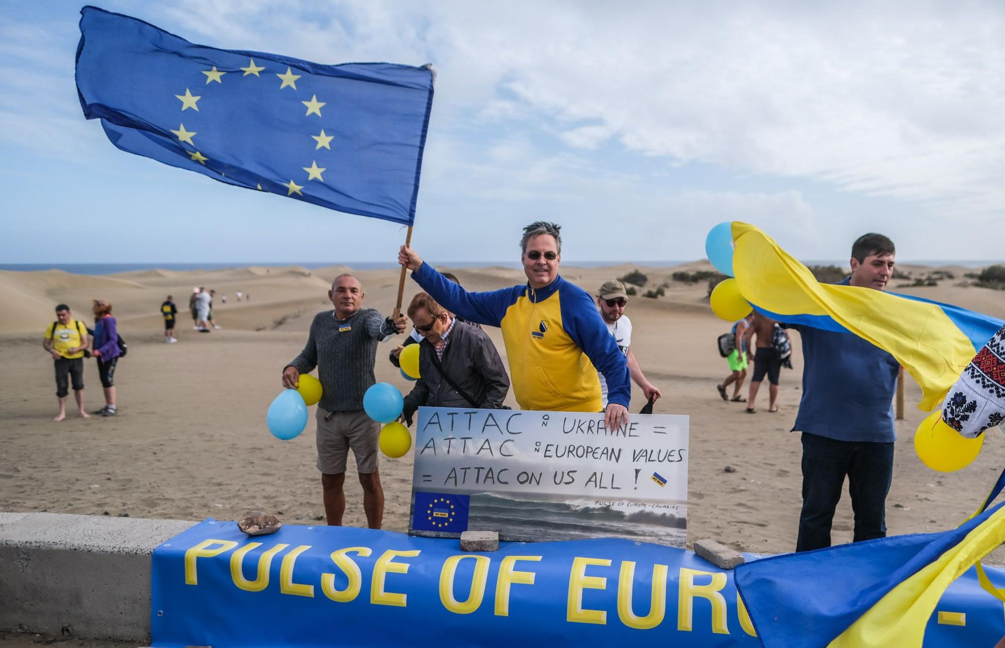 Manifestación de ucranianos en el mirador de las Dunas de Maspalomas