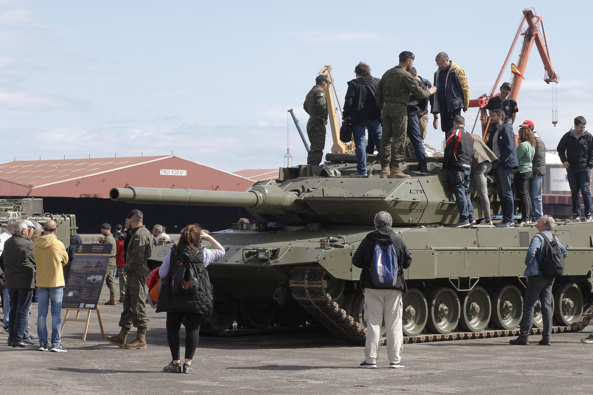 Así fue la visita institucional a los barcos de guerra que están en Gijón por el Día de las Fuerzas Armadas