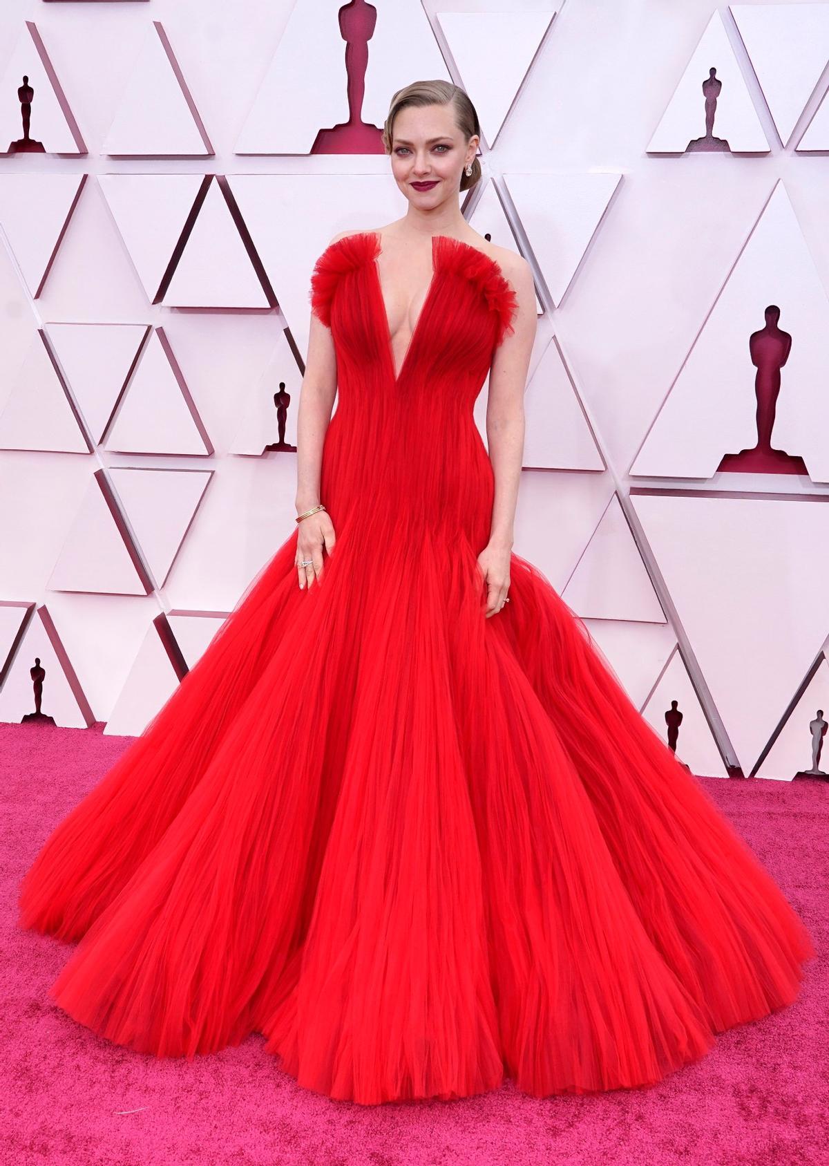 Amanda Seyfried con vestido Armani Privé durante los Oscar 2021.