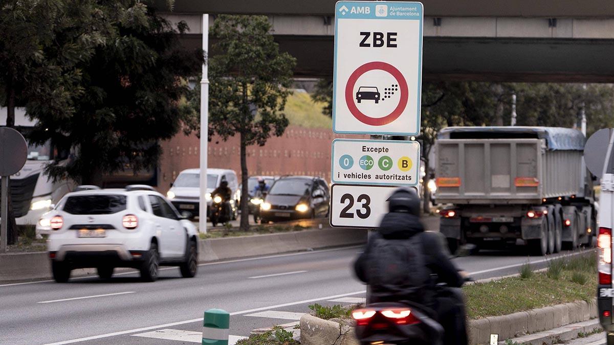 Cartel de la Zona de Bajas Emisiones en la Ronda Litoral de Barcelona