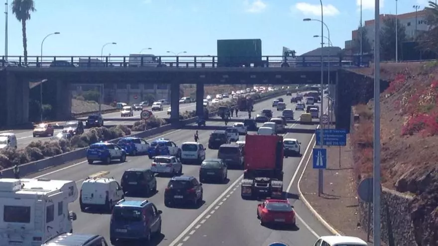 Retenciones a la salida de la capital tinerfeña, desde el tunel de 3 de Mayo