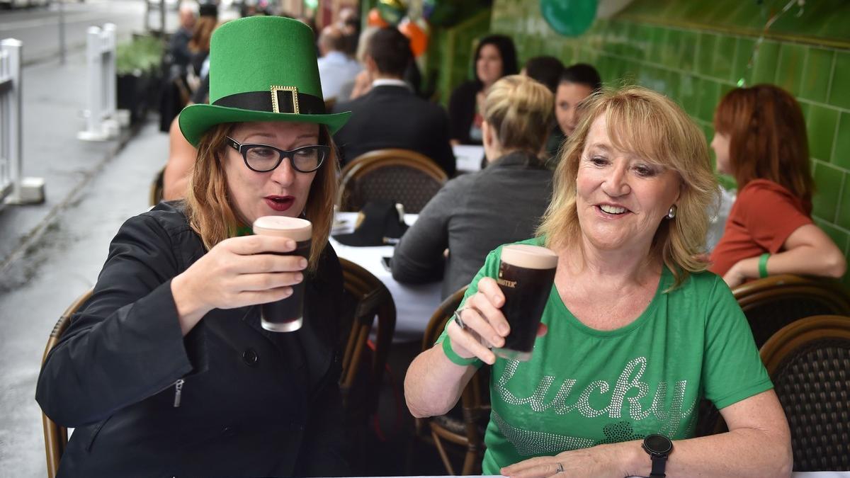 Dos mujeres celebran el Día de San Patricio en un pub de Sídney (Australia)