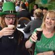 Dos mujeres celebran el Día de San Patricio en un pub de Sídney (Australia)