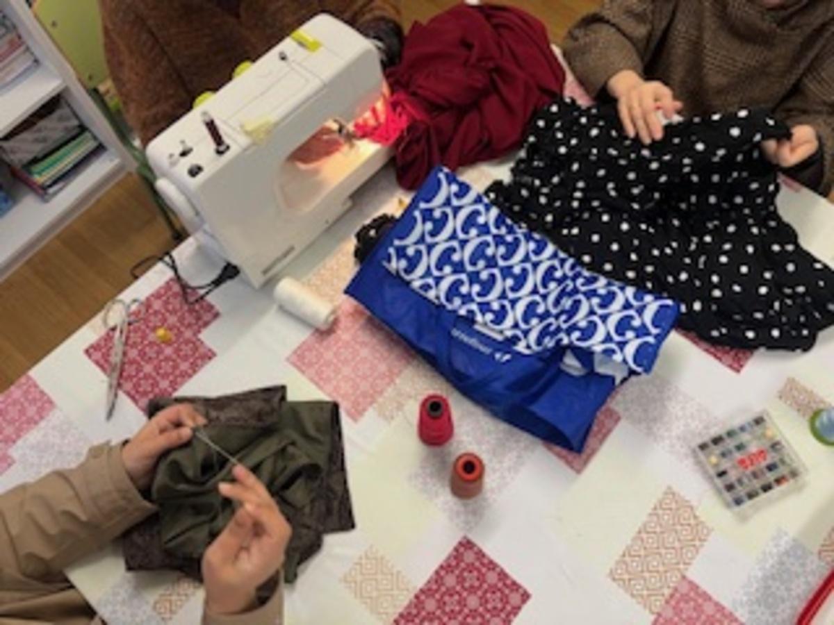 Uno de los talleres que organiza Cáritas A Estrada, en este caso, de costura