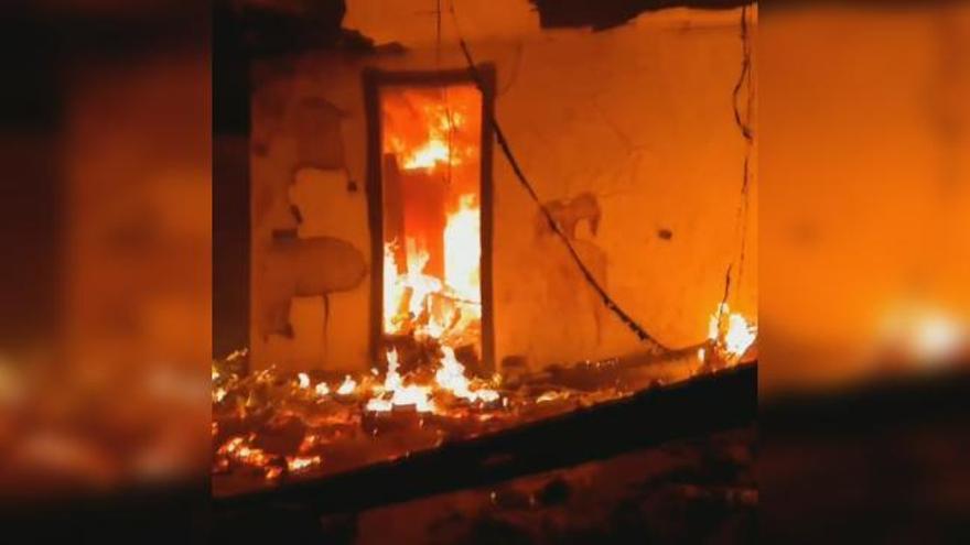 Así devoró el fuego las casas próximas a Gandia