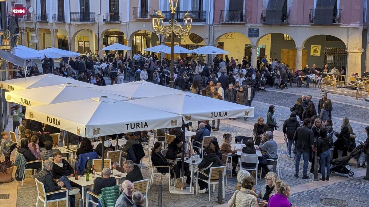 Tardeo en la Plaça del Mercat de Xàtiva.