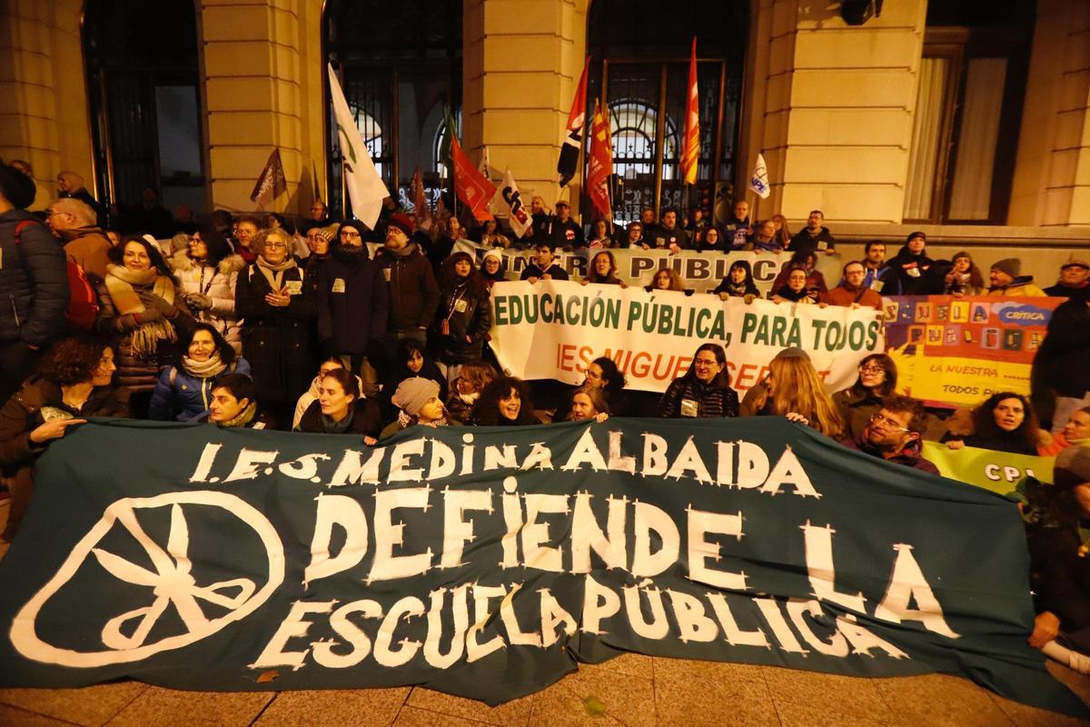 En imágenes | Miles de personas se manifiestan en Zaragoza en defensa ...