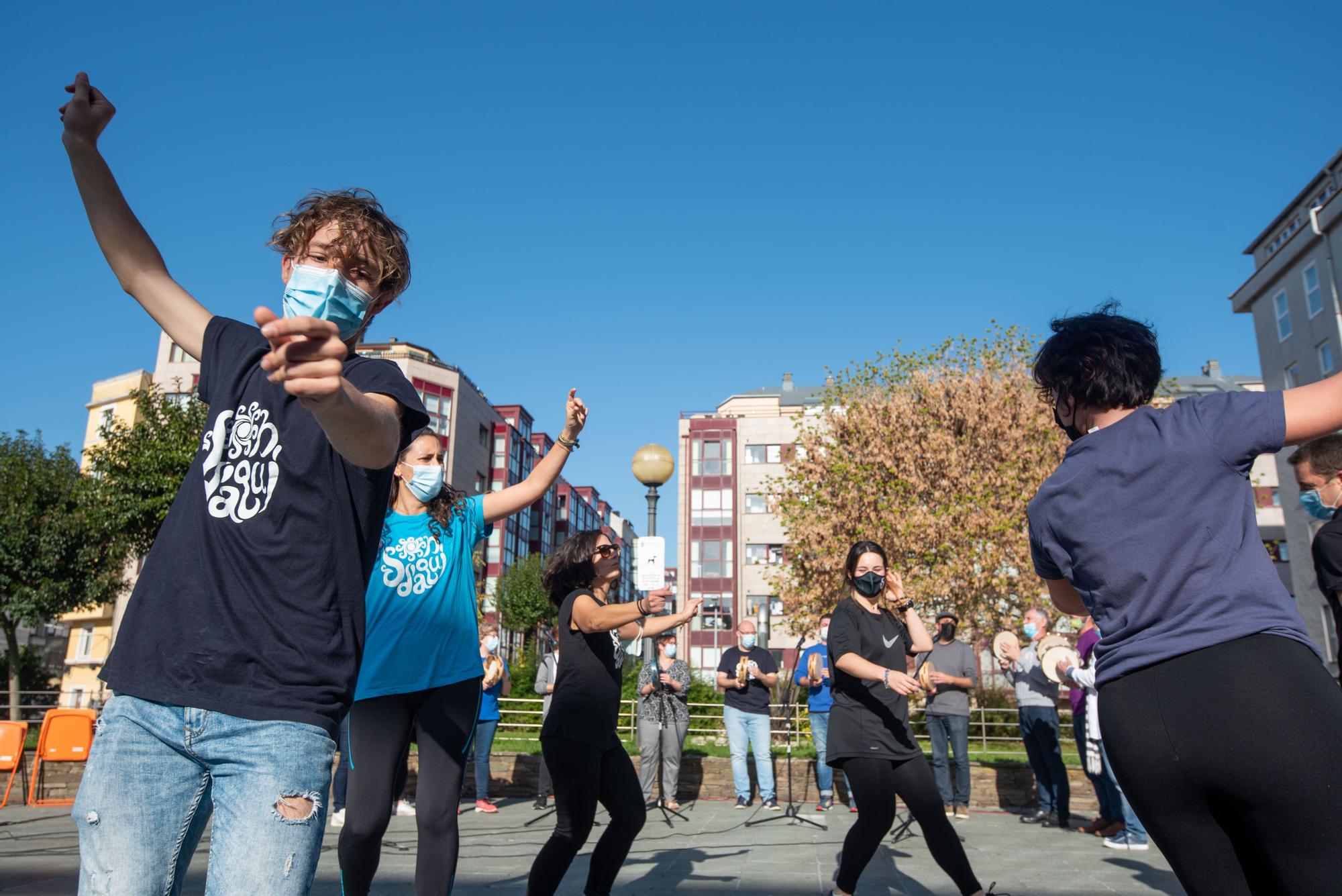 Música y baile en la plaza dos Avós en Montealto