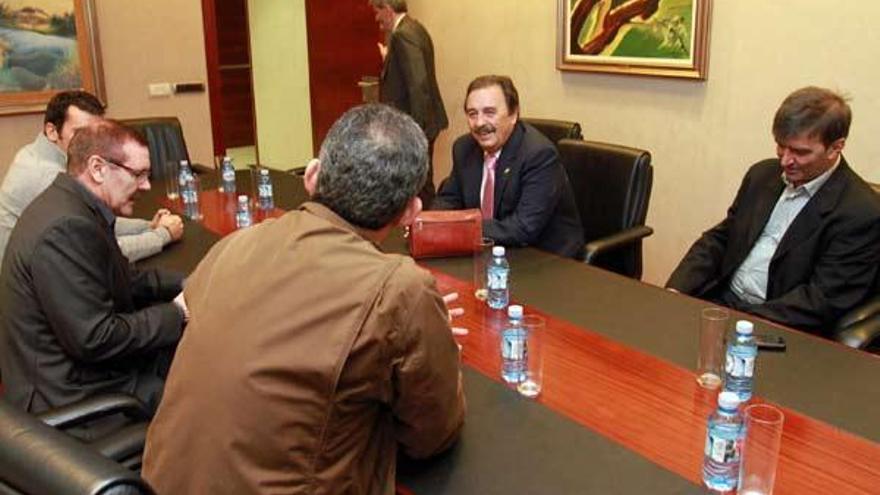 El concejal de Deportes y sus asesores se reúnen con Román y Pérez Ouro. // Joel Martínez
