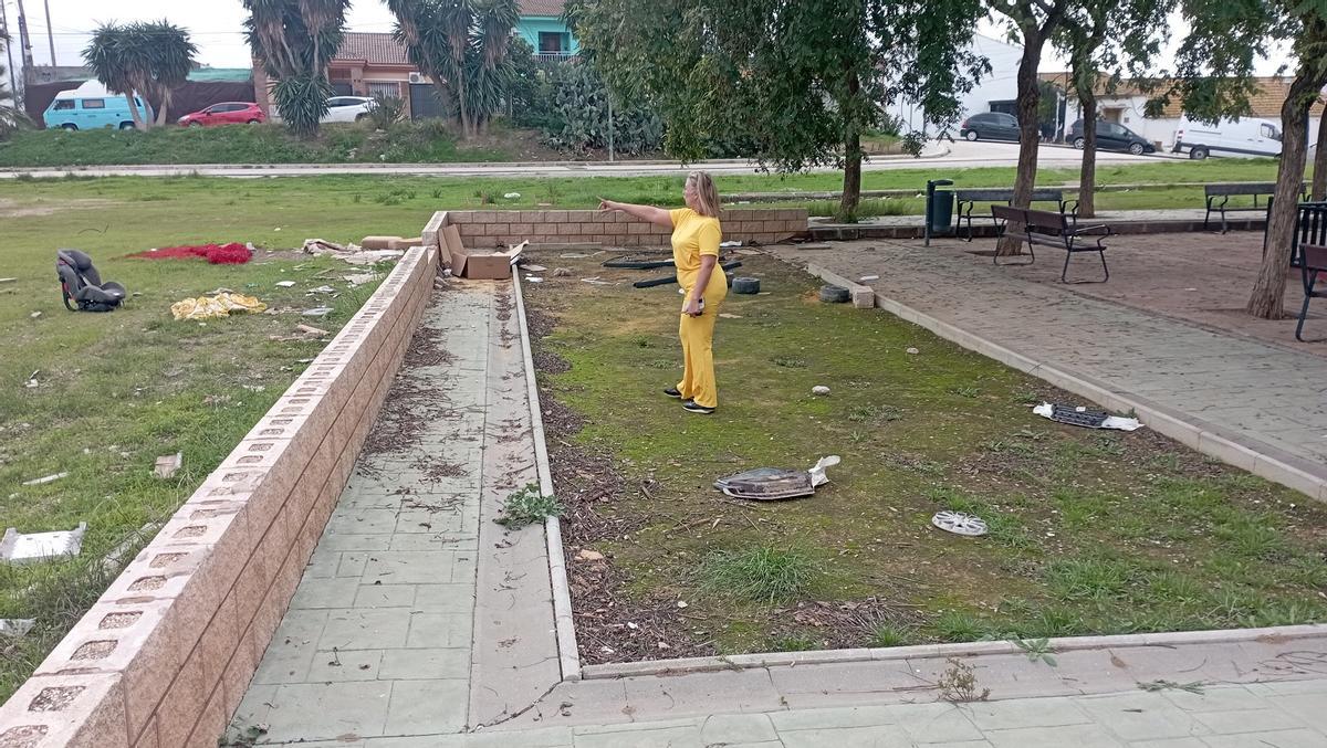 Los vecinos piden el arreglo de la zona verde junto a la estación.