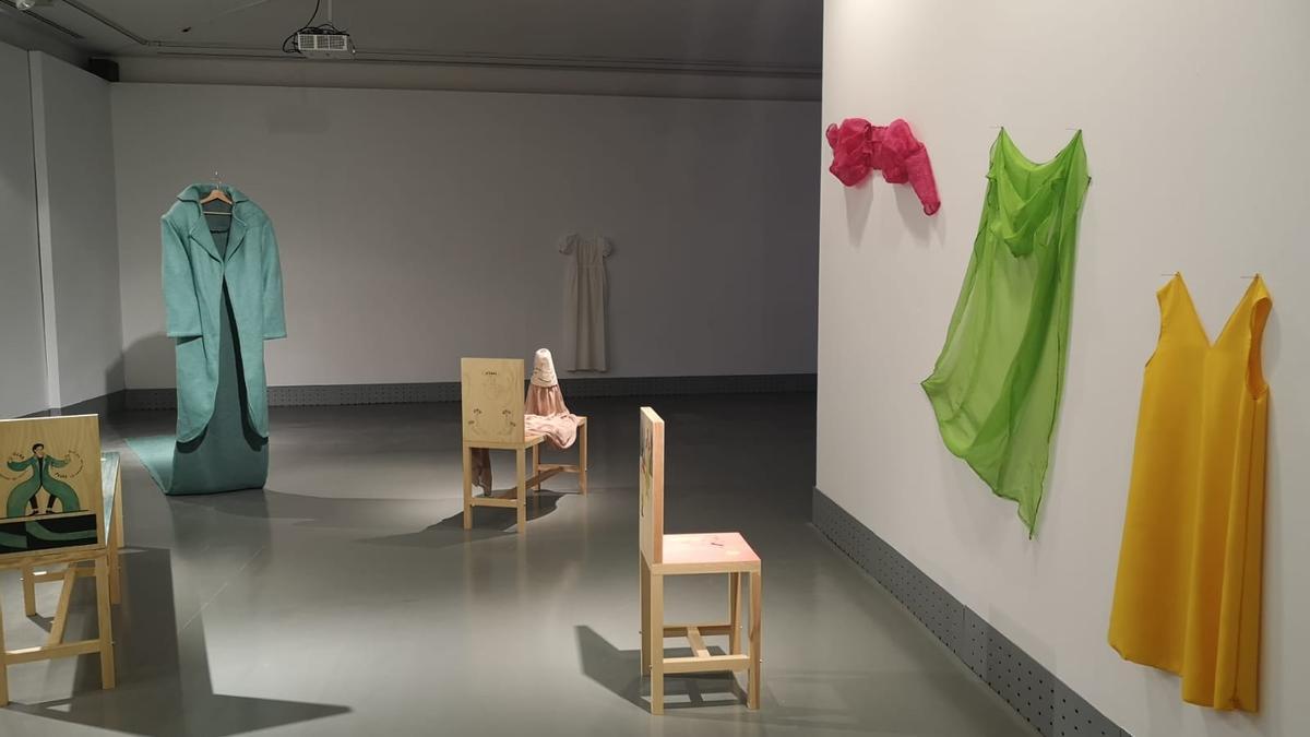 El espacio Iniciarte acoge la 'Coreografía para un mueble y un vestido sin  una habitación' de Delia Boyano - Diario Córdoba