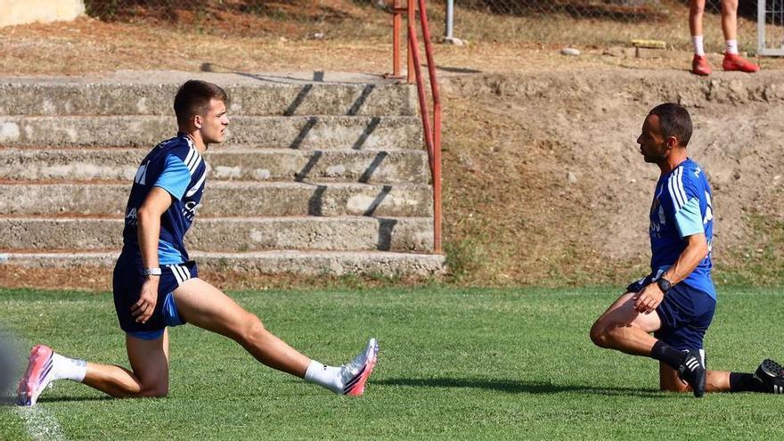 Lalo Arantegui se reúne con Bazdar al término de la sesión matinal de entrenamiento del Real Zaragoza