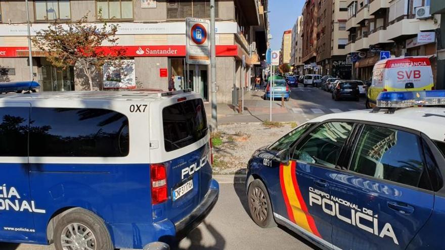 Varios coches de la policía rodean la sucursal del Banco Santander que ha sido atracada esta mañana.