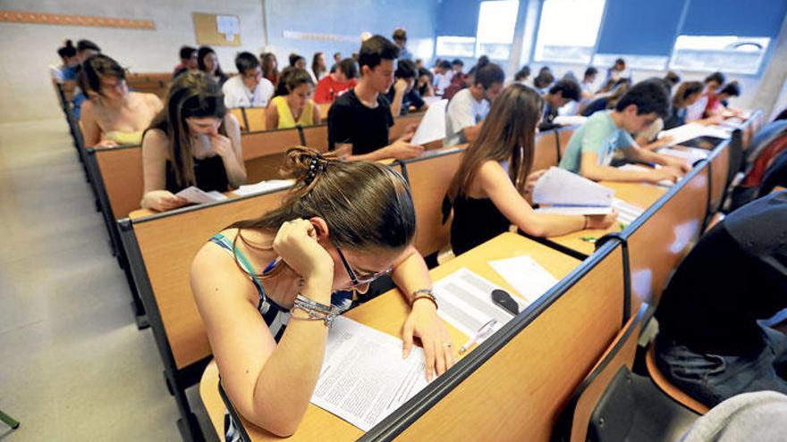 Abiturienten beim Ablegen der &quot;selectividad&quot;, der Aufnahmeprüfung für die Hochschule.