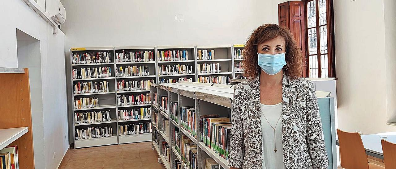 Maite Ibáñez en las nuevas instalaciones de la biblioteca Carles Ros. | LEVANTE-EMV