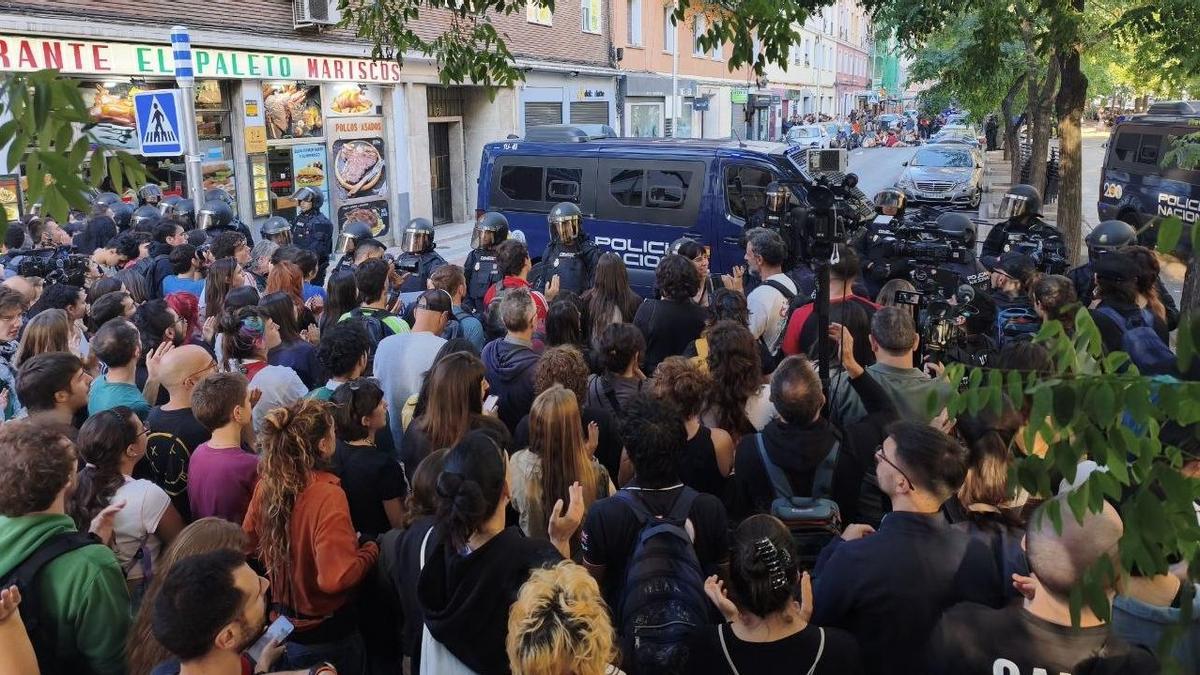 Vecinos y activistas protestan para evitar el desahucio de Maricarmen.