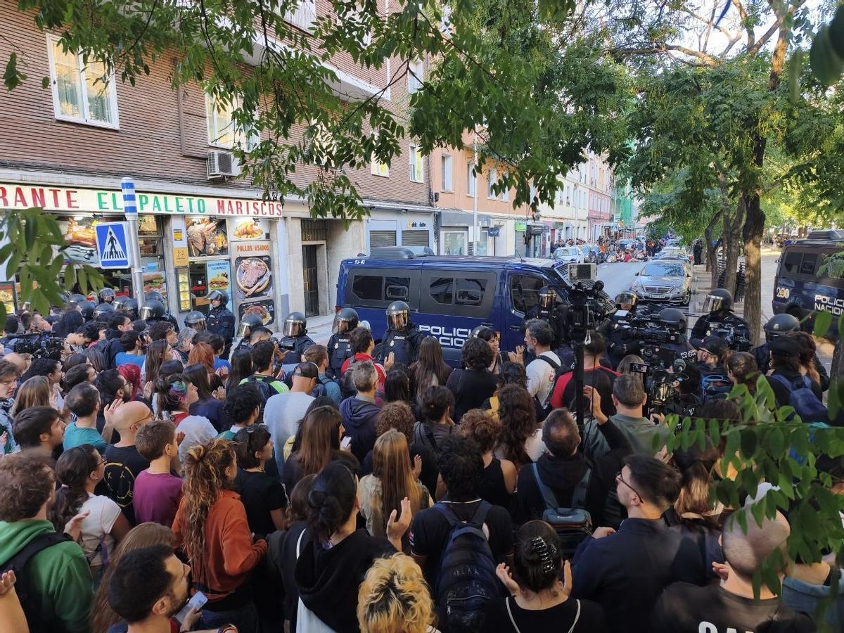 Vecinos y activistas protestan para evitar el desahucio de Maricarmen.