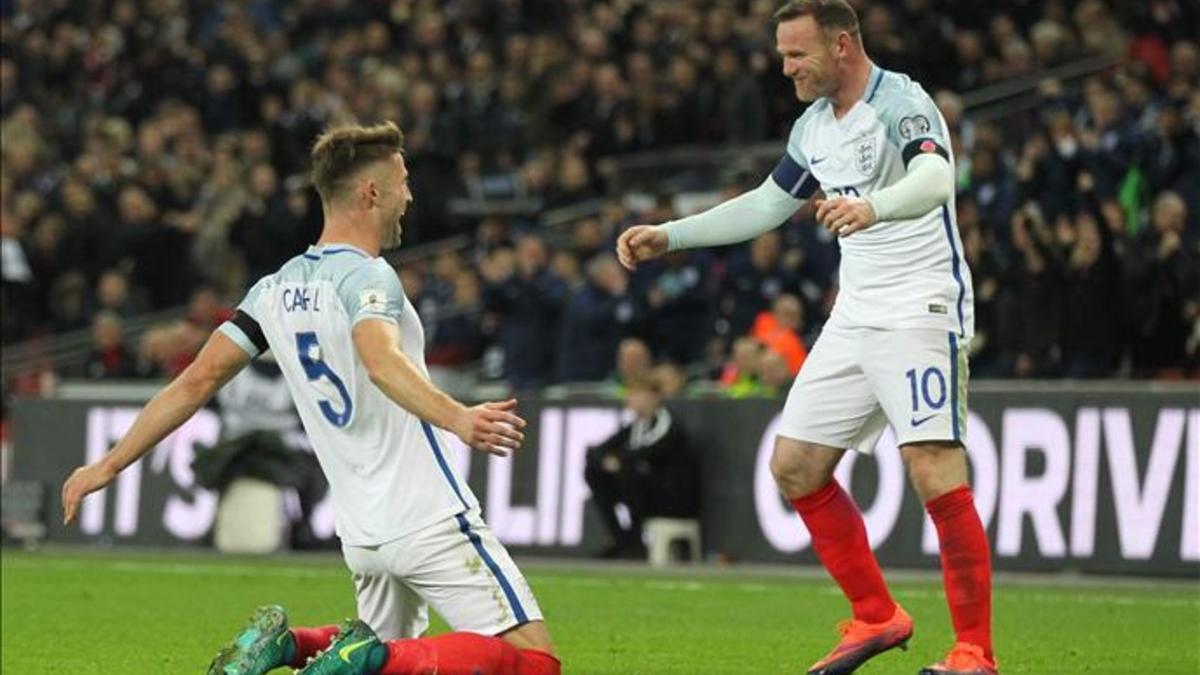 Cahill recibe la felicitación de Rooney tras anotar el tercer gol que cerró la victoria de Inglaterra sobre Escocia