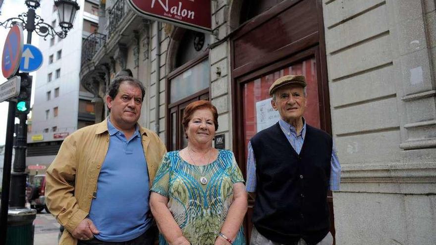 Vicente Lorenzo, a la derecha, junto a su esposa, Esmeralda González, y su hijo Viti Lorenzo, frente al antiguo bar Nalón, en una imagen de agosto de 2014.