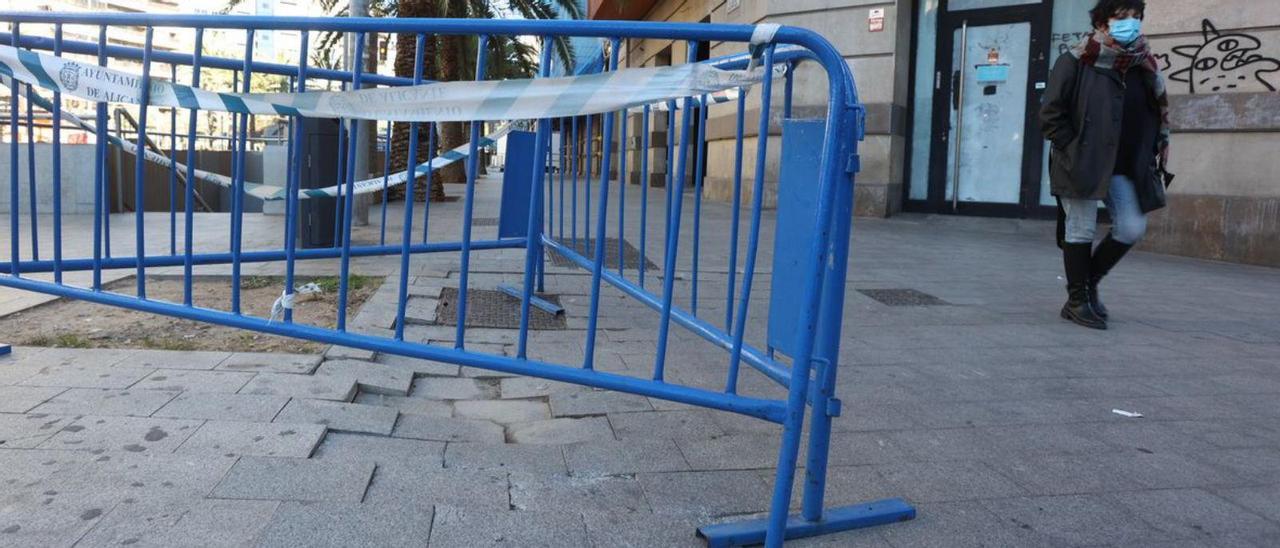 Vallas en la avenida de la Estación, frente a la Diputación de Alicante, que llevan meses en la zona.