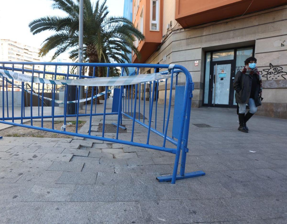 Vallas en la avenida de la Estación, frente a la Diputación de Alicante, que llevan meses en la zona.