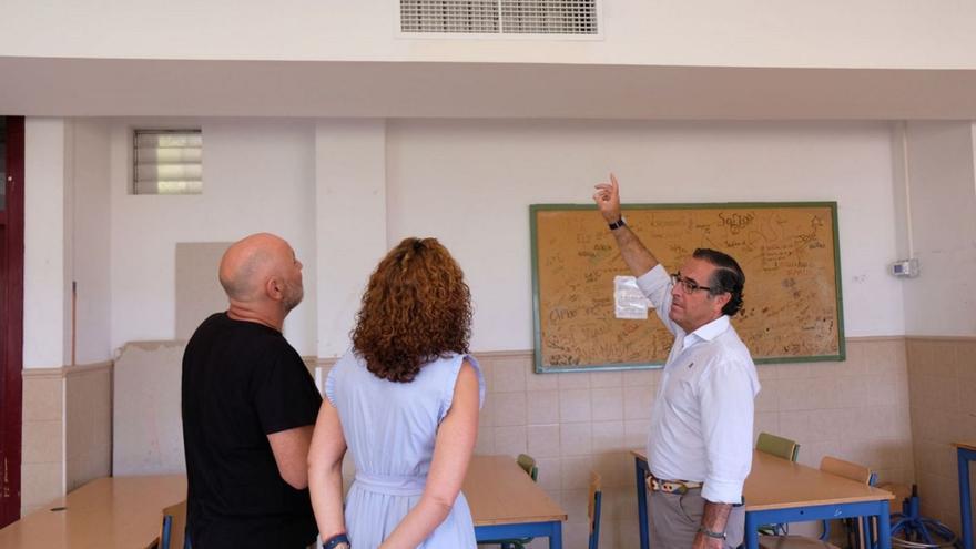 El delegado de Desarrollo Educativo, Miguel Briones, supervisa las obras en el IES Los Montecillos de Coín.