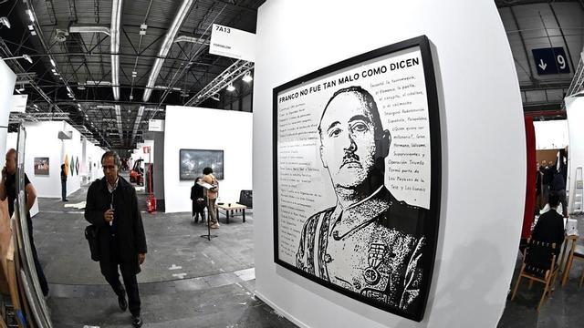 Obra satírica sobre Franco, del artista finlandés Riiko Sakkinen, en ARCO.