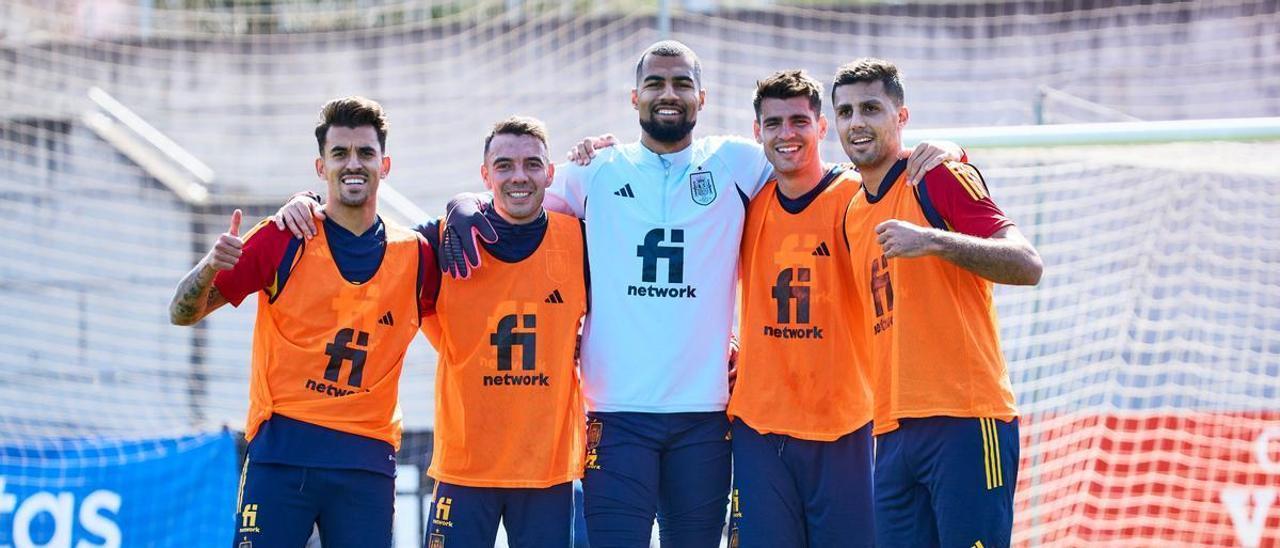 Dani Ceballlos, Iago Aspas, Robert Sánchez, Álvaro Morata y Rodri Hernández, ayer, en la ciudad del fútbol de Las Rozas.  | // RFEF