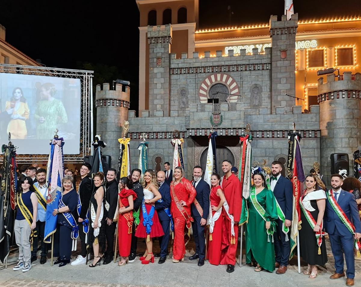 Las nueve capitanías de los Moros y Comparsas de Elda de 2023 posando anoche junto al castillo de Embajadas.