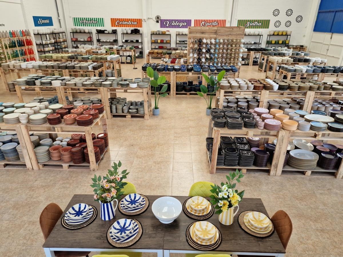 Además de vajilla y cerámica, A Mercadoria cuenta con una selección de cubiertos, cristalería, jarrones y artículos de decoración