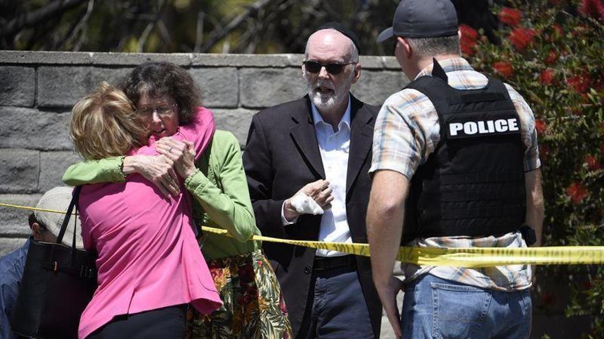 Al menos un muerto y tres heridos en un tiroteo en una sinagoga de California