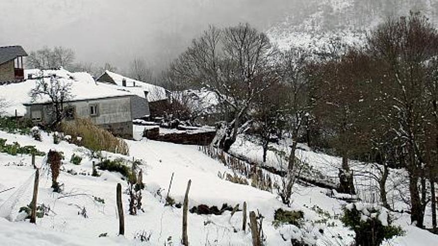 Vista de la aldea de Paderne en O Courel, en Lugo, que aparece cubierta de nieve tras las intensas nevadas caídas en los últimos días en la zona.