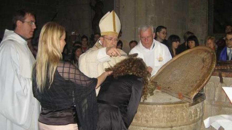 Imatge del bateig d&#039;una persona adulta a la Catedral de Girona.