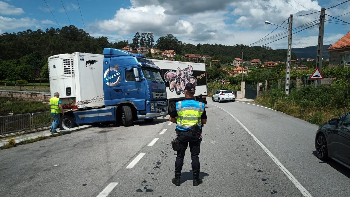 El camión accidentado en Lourido.