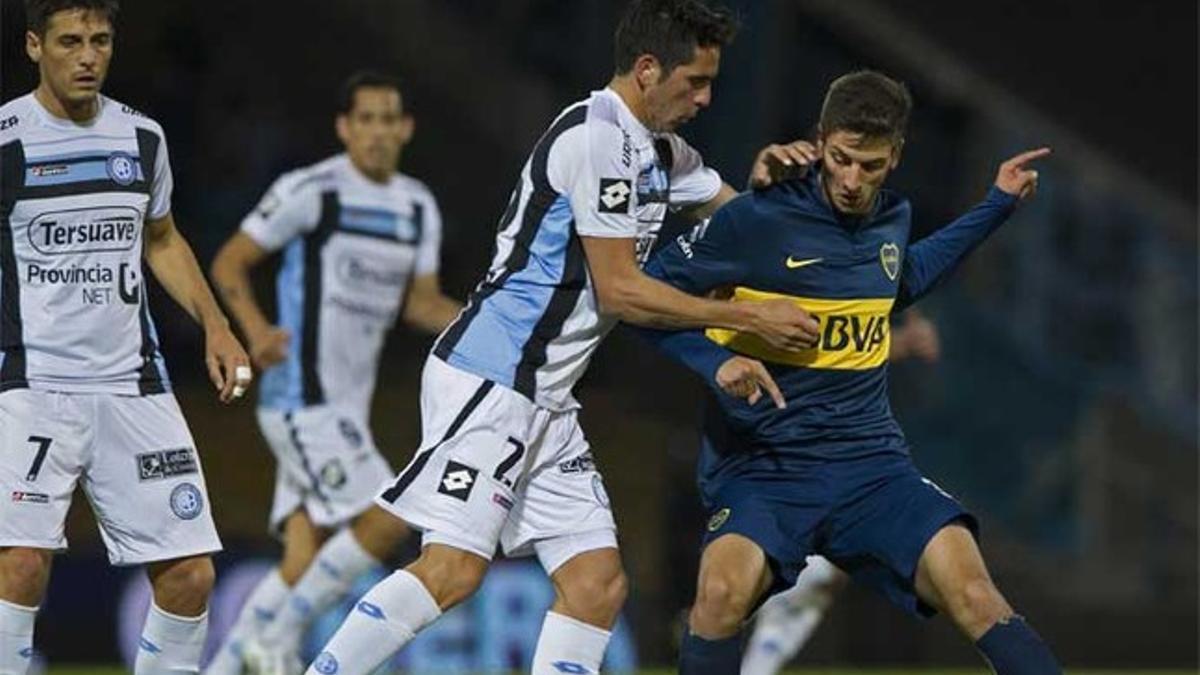 Rodrigo Bentancur (derecha) con Lucas Parodi durante un partido entre Belgrano y Boca Juniors 