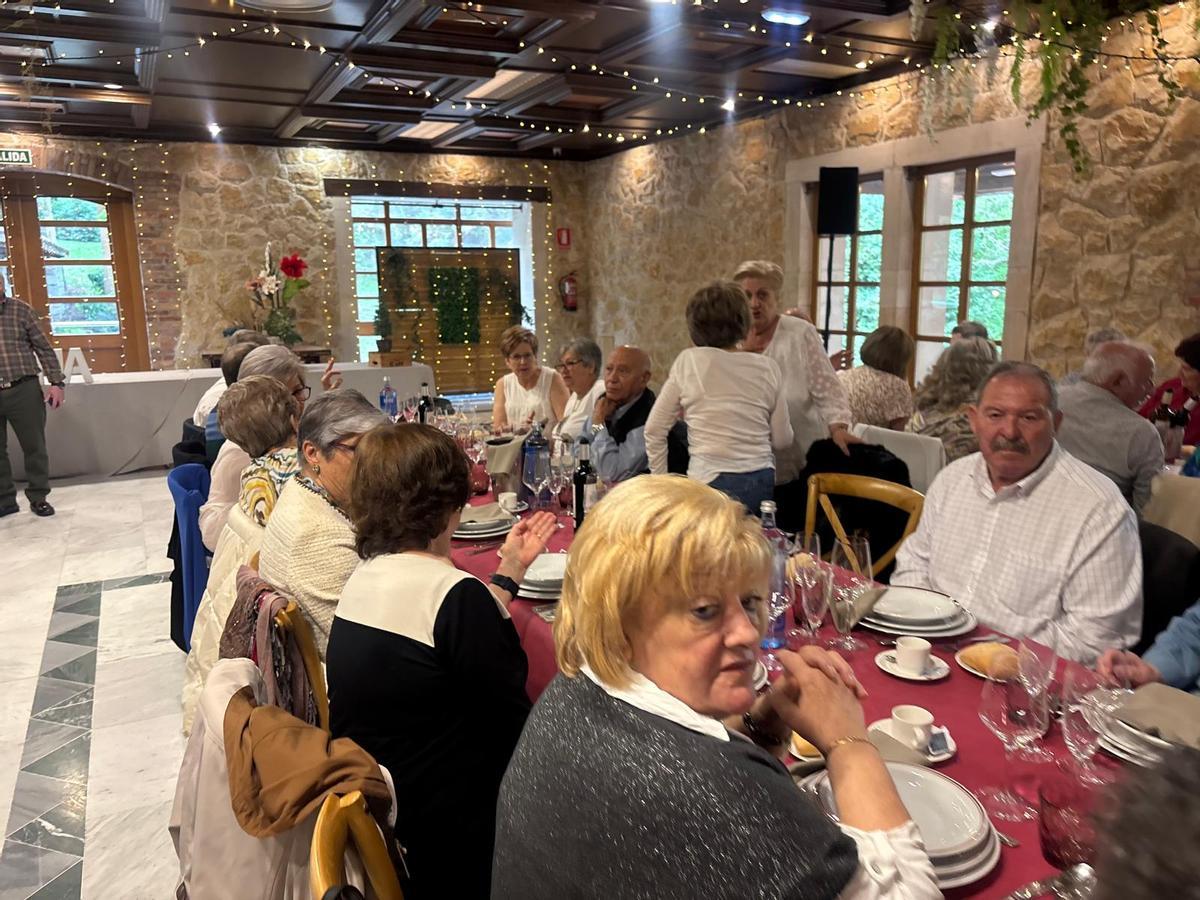 La fiesta de los pensionistas de Lugones para homenajear a su "jubilado mayor" La fiesta de los pensionistas de Lugones para homenajear a su "jubilado mayor"