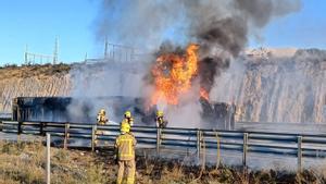 Tallada la via C-32 per l’incendi d’un camió al seu pas per Vilanova i la Geltrú