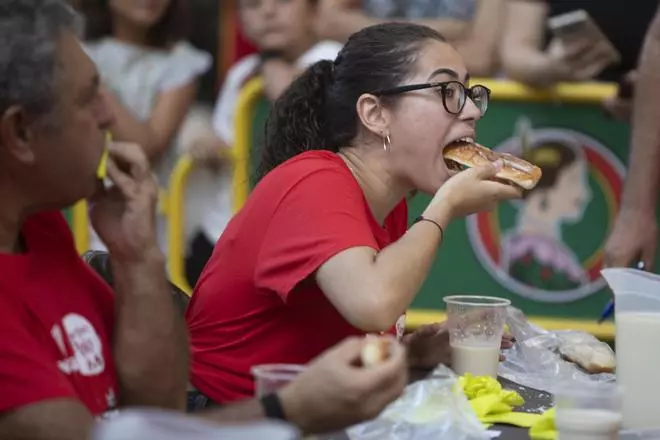 Un total de 130 "valientes" participan en el concurso de comer fartons de Xàtiva