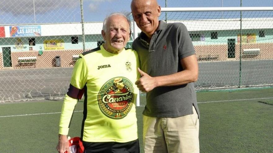 Un portero de 82 años cuelga las botas tras 70 en activo