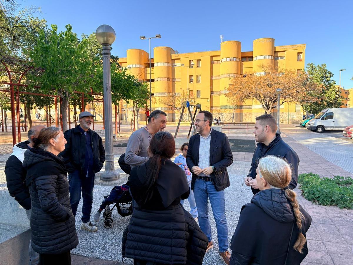 Héctor Díez y Mariano Valera con vecinos del barrio de Los Palmerales de Elche