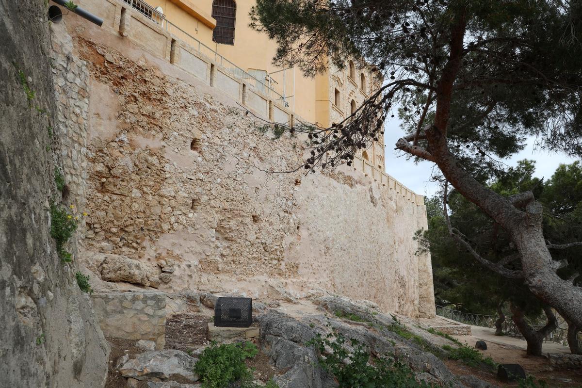 La muralla del castell danyada per la dana després de la restauració