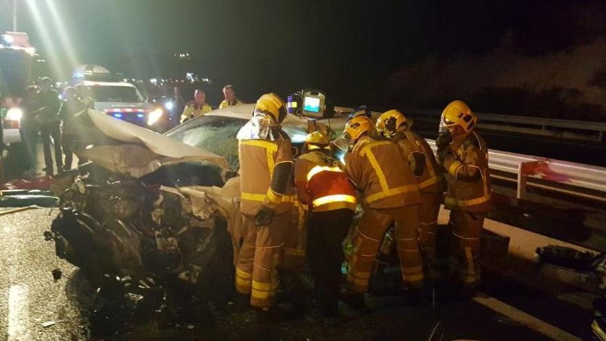 Serveis d&#039;emergència treballant al lloc de l&#039;accident