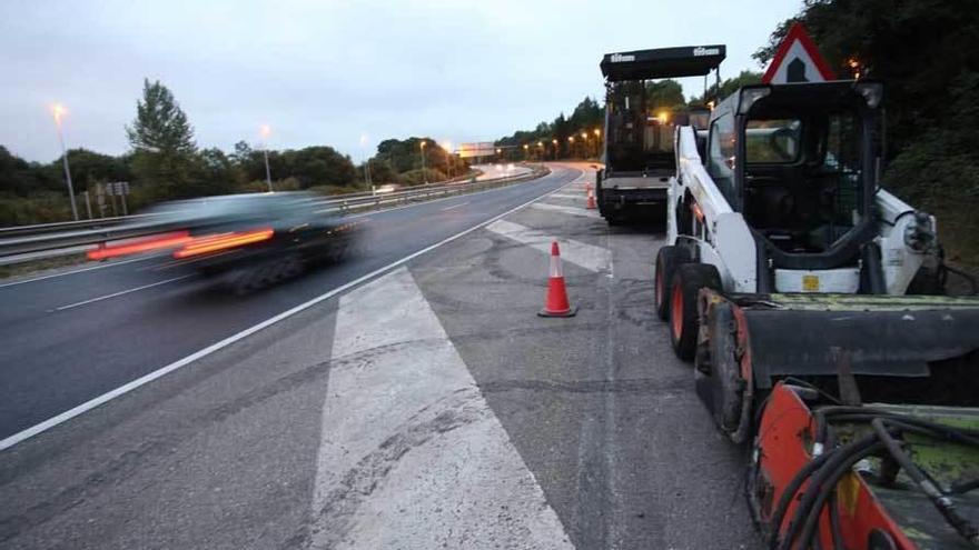 Las obras de mejora del firme de la autopista, anoche, en la ronda de Oviedo.