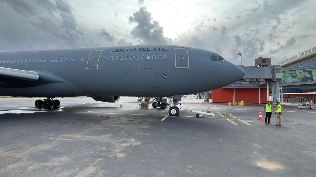 Los evacuados de Níger por el Ejército del Aire, durante el vuelo a España